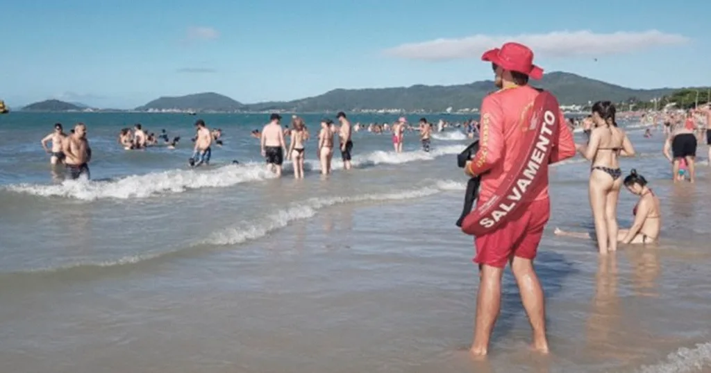 Bombeiro em praia de Santa Catarina