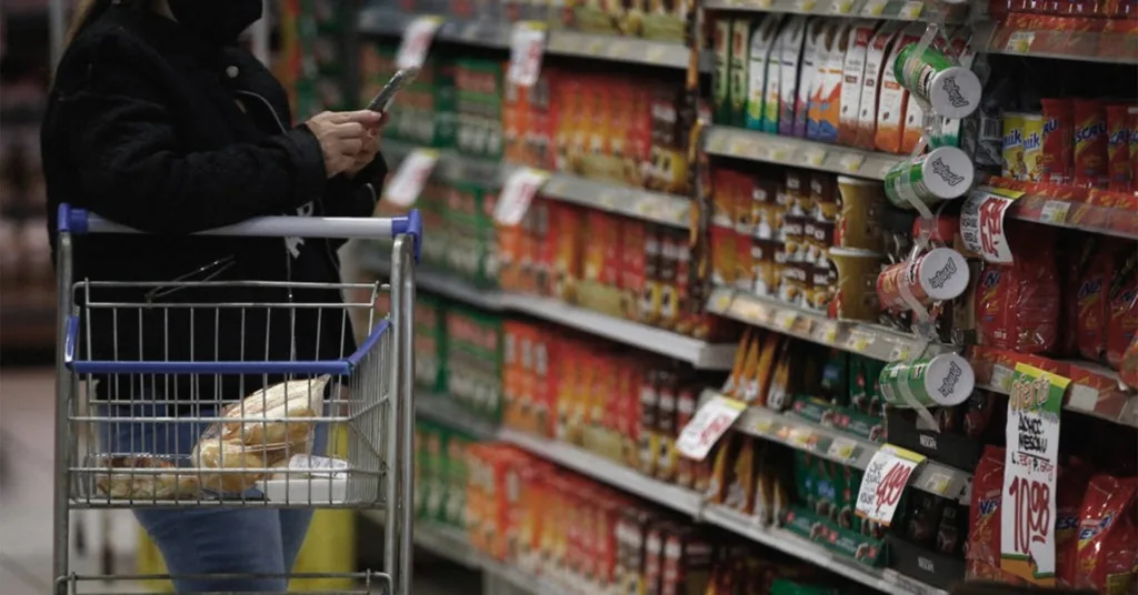 Consumidor confere preços no supermercado