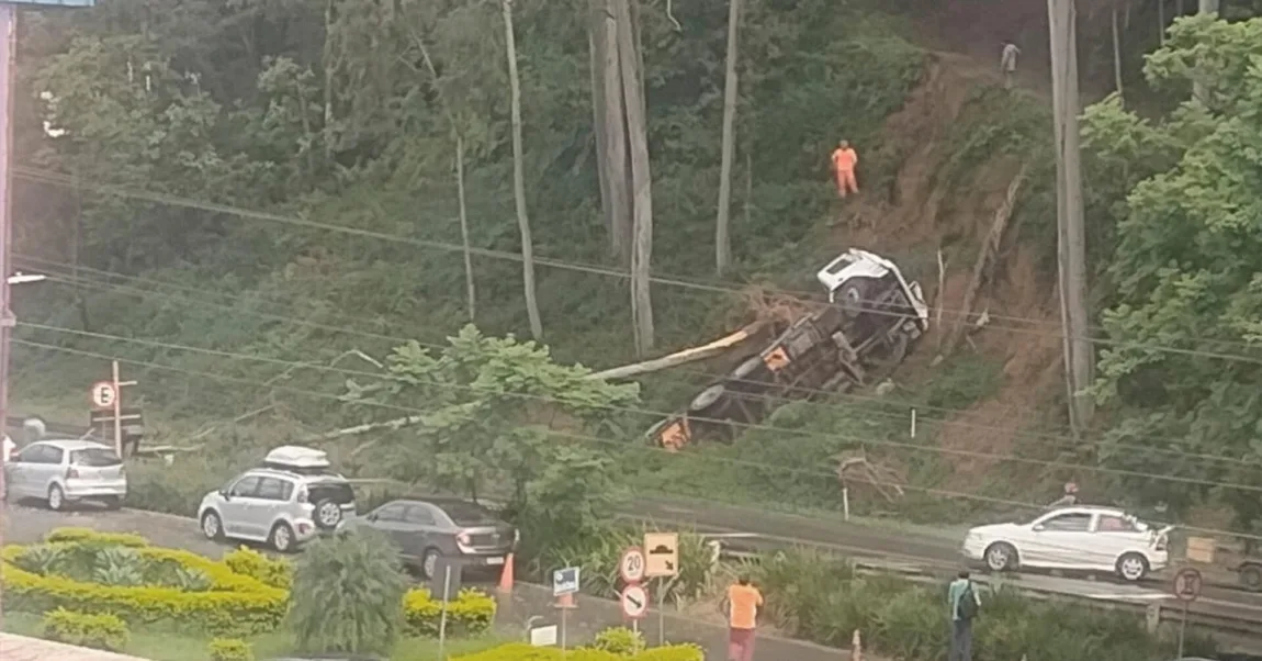 Caminhão despenca na BR 470