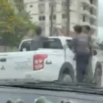 Veículo da Prefeitura de Rio do Sul circula com adolescentes pendurados do lado de fora