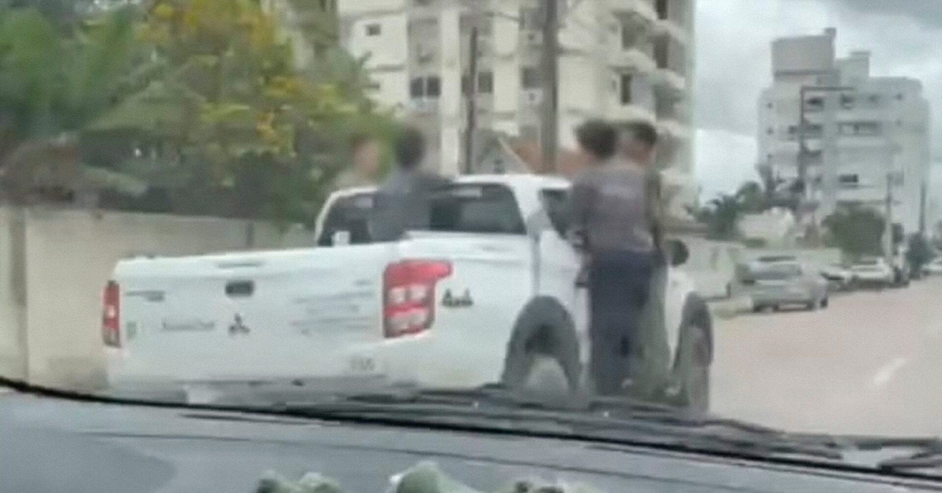 Veículo da Prefeitura de Rio do Sul, flagrado transportando adolescentes pendurados do lado de fora